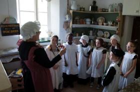 Girls_in_kitchen