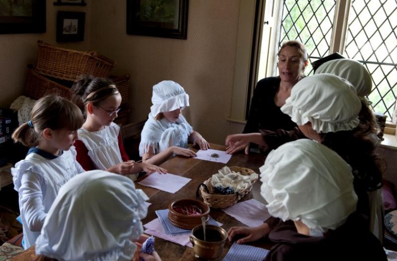 Girls_round_table